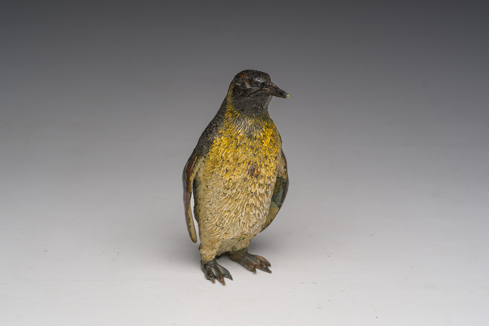 Een Weens polychroom koud beschilderd bronzen model van een pingu&iuml;n, 19de/20ste eeuw