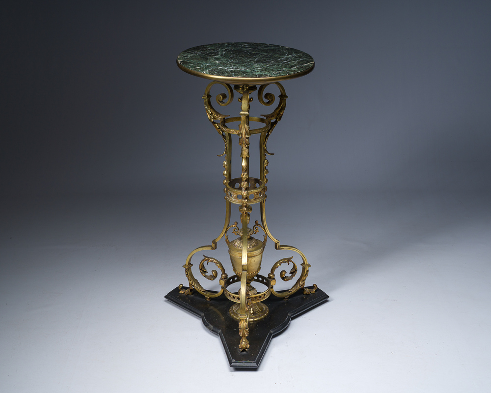 Een Franse Napoleon III-stijl verguld bronzen driepotig bijzettafel op een zwarte marmeren basis en met een groen marmeren bovenblad, begin 20ste eeuw