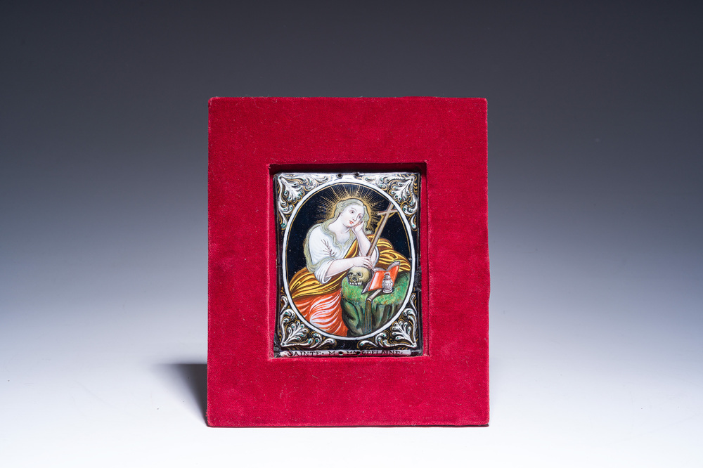 Een Franse emaille plaquette met de Heilige Maria Magdalena, Limoges, 18de eeuw