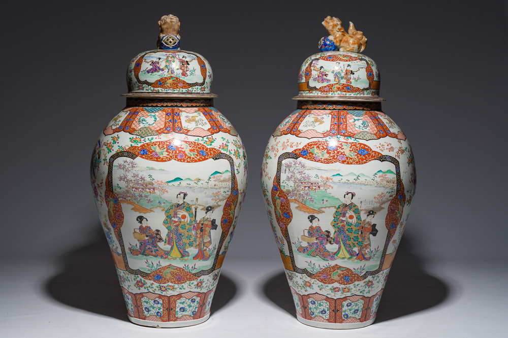 Een paar imposante Japanse Kutani dekselvazen met geanimeerde sc&egrave;nes en floraal decor, gesigneerd, Meiji, 19de eeuw