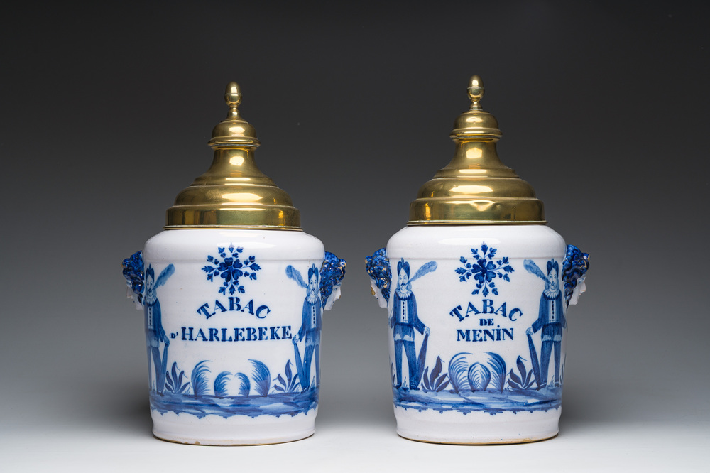 Twee grote Brusselse blauw-witte 'Tabac d'Harlebeke' en 'Tabac de Menin' tabakspotten in aardewerk met een koperen deksel, 19de eeuw