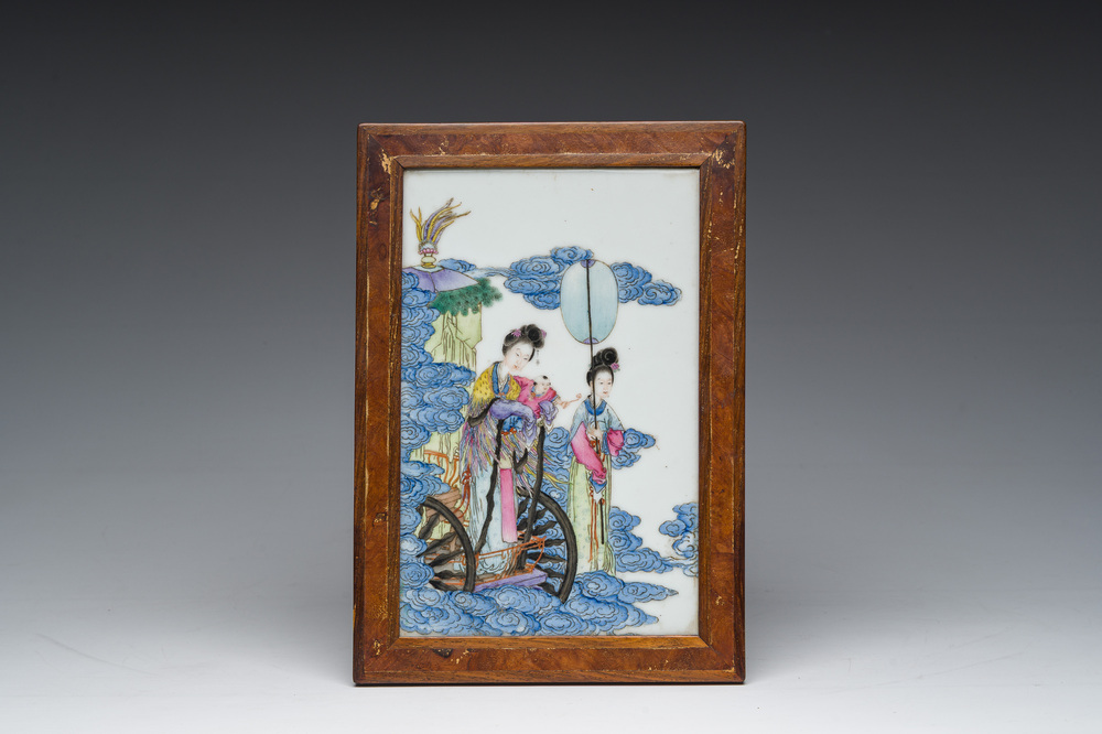 Een Chinese famille rose plaquette met de 'Koningin-moeder van het Westen' (Xi Wangmu of Hsi Wang-mu), Republiek, 20ste eeuw