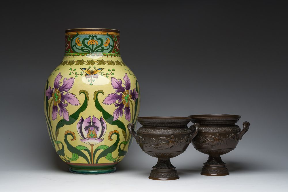 Een Sarreguemines art-nouveauvaas met gele fondkleur en floraal decor en een paar gepatineerd bronzen coupes met reli&euml;fdecor van nimfen, 20ste eeuw