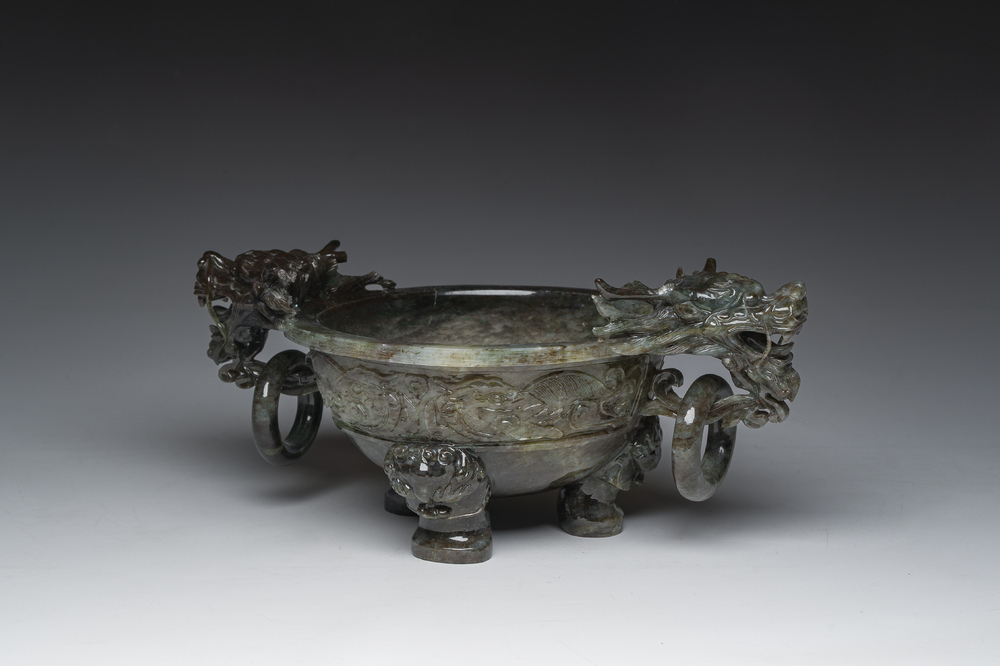 Een Chinese driepotige wierookbrander in groene jade met drakenkoppen, 20ste eeuw