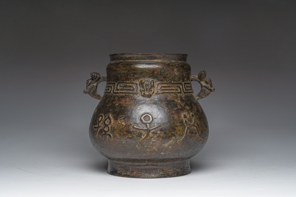 Een Chinese bronzen vaas met inscripties, Qing