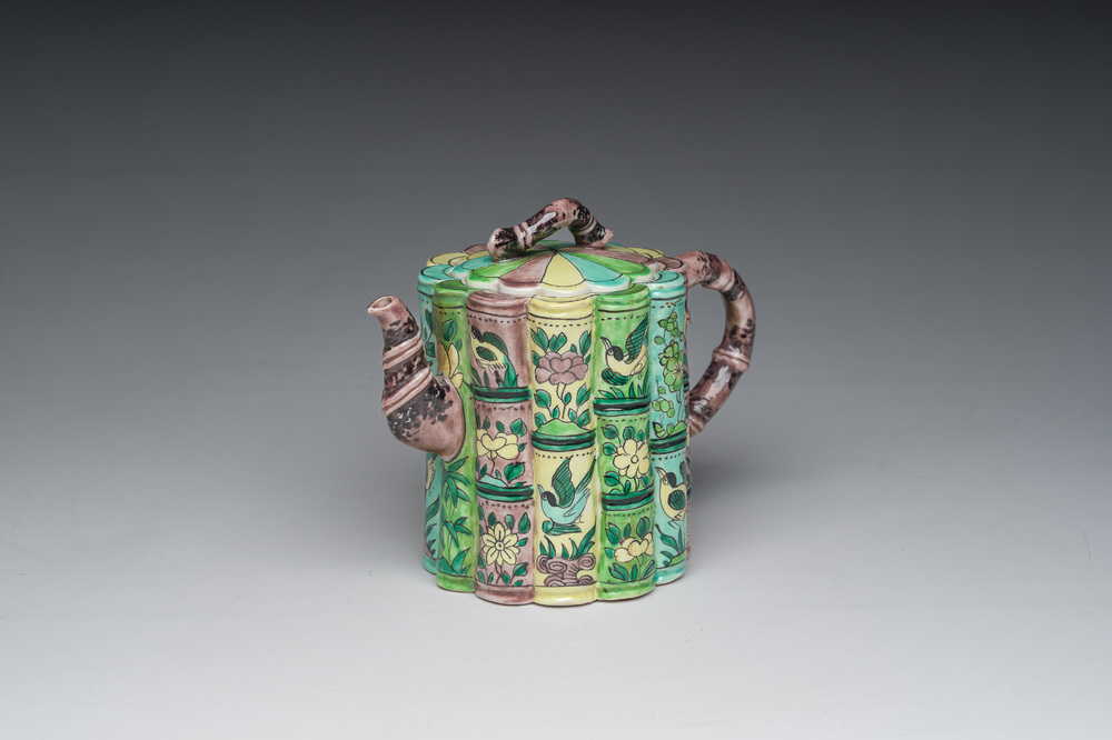 Een bamboevormige Chinese famille verte theepot met deksel met floraal decor, Kangxi