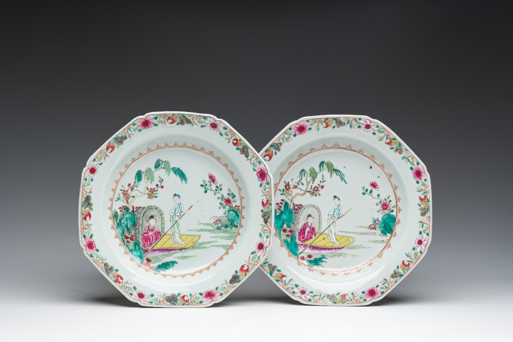 Twee octogonale Chinese famille rose borden met een geanimeerde sc&egrave;ne, Qianlong