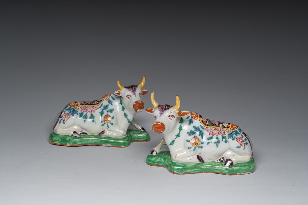 Een paar polychrome liggende koeien in Delftse stijl, Desvres, Frankrijk, 19de eeuw