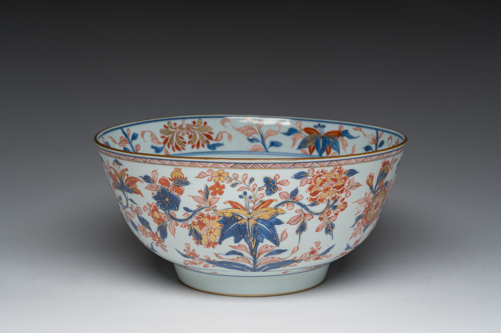A Chinese Imari style bowl with floral design, Qianlong/Jiaqing