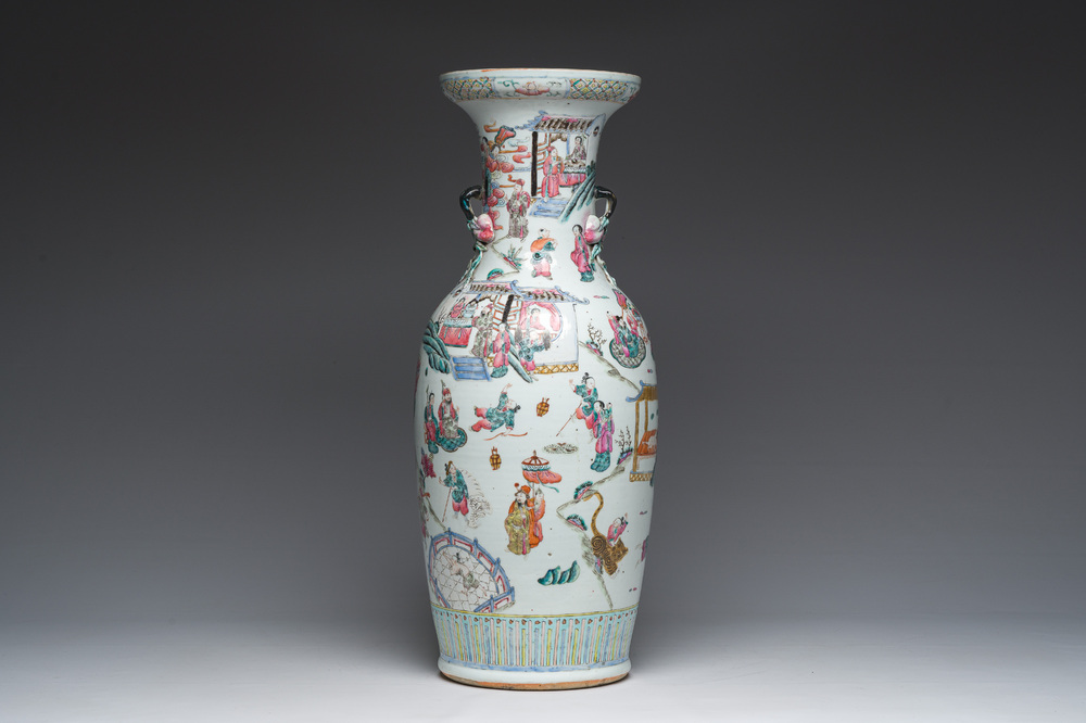 Een Chinese famille rose vaas met verhalend decor rondom en reli&euml;fdecor van perziken, 19de eeuw
