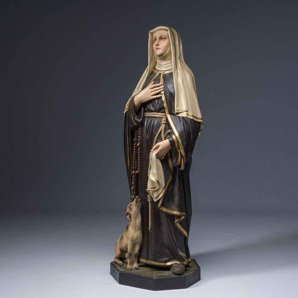 Een grote polychroom gedecoreerde plaasteren figuur van de Heilige Margaretha met haar hond, 19de/20ste eeuw