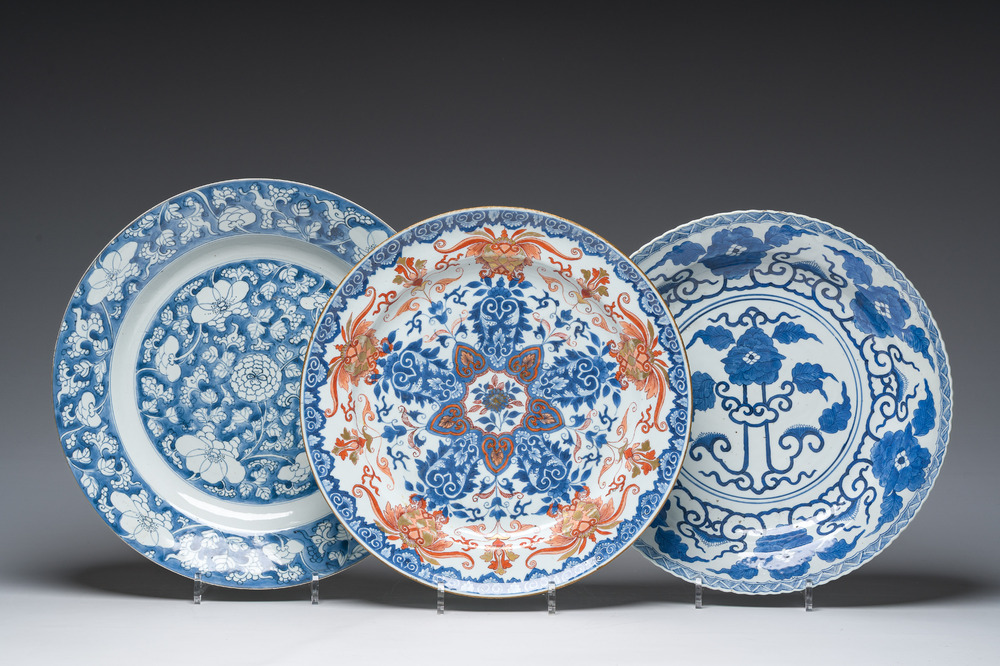 Drie Chinese blauw-witte en Imari-stijl schotels met floraal decor, Kangxi