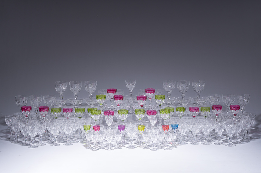 Een bijzonder uitgebreide collectie glazen in kleurloos en deels gekleurd gelaagd kristal, model Paul I, Val Saint Lambert, Belgi&euml;, 20ste eeuw