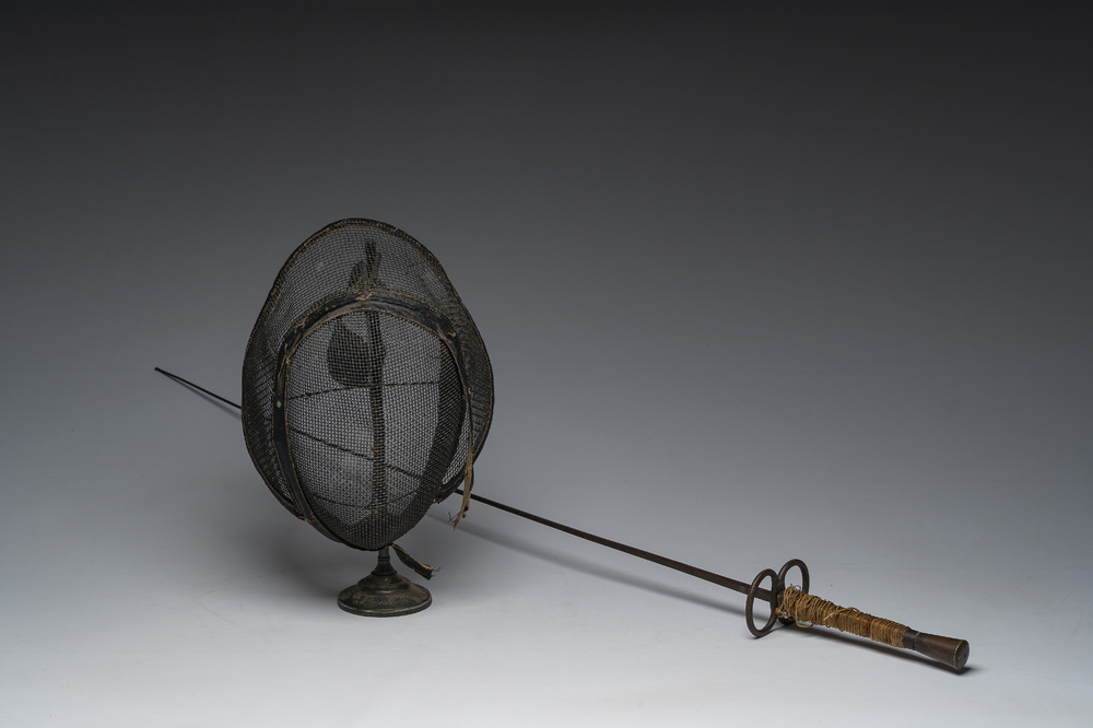 Een Franse degen en een schermmasker op voet, 19de/20ste eeuw