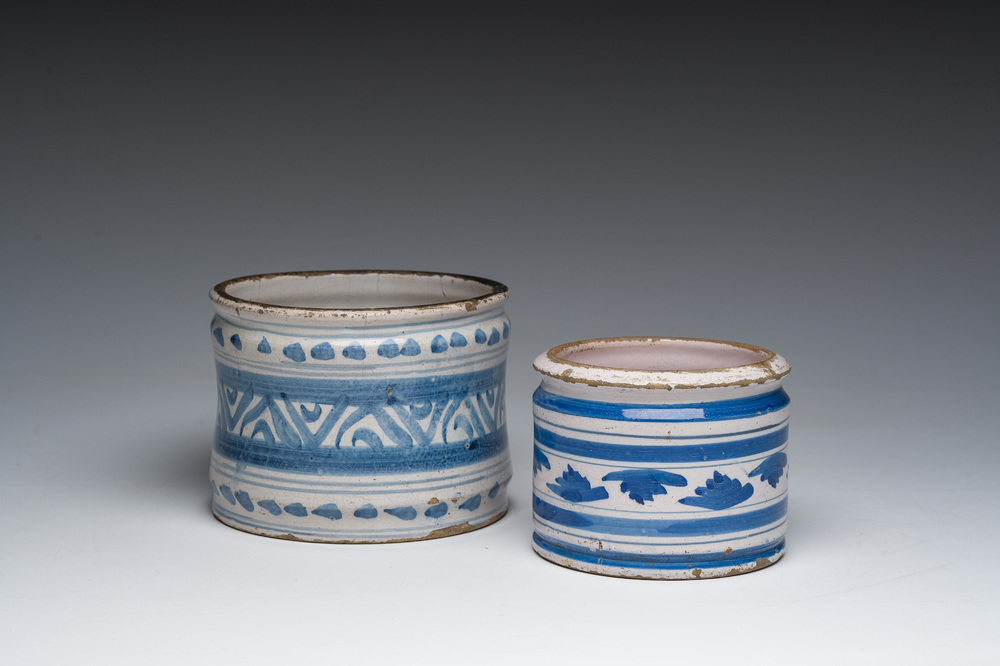 Twee blauw-witte albarelli met geometrisch decor, de Nederlanden, 17de eeuw en later