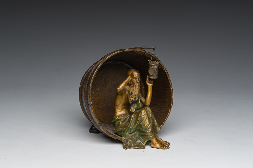 Franz Xaver Bergmann (1861-1936): Een Weens polychroom koud beschilderde bronzen figuur van Diogenes van Sinope in zijn ton