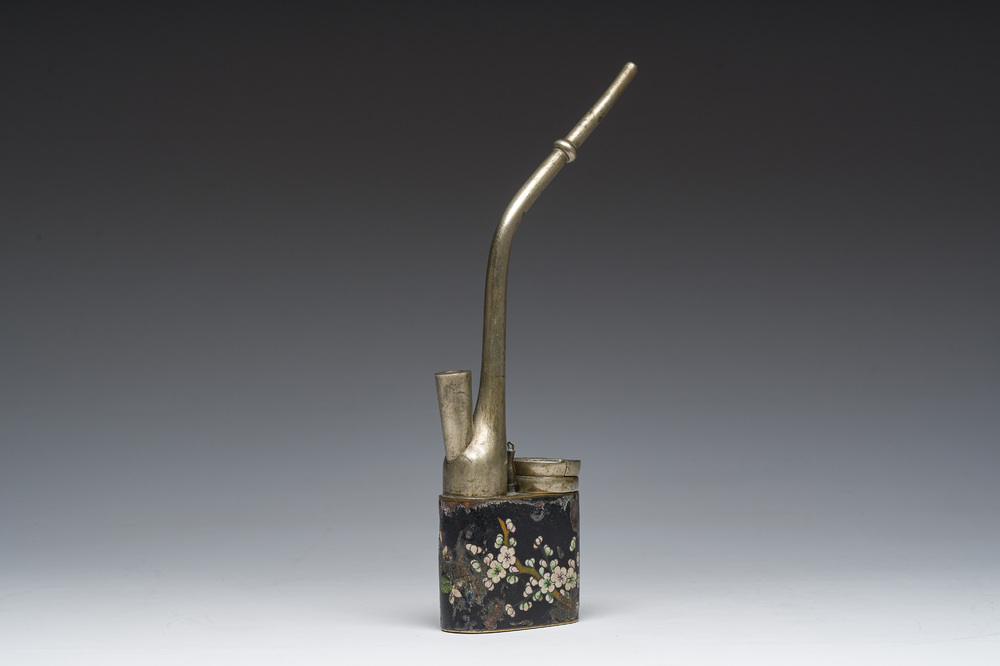 Een Chinese cloisonn&eacute; waterpijp met floraal decor, gemerkt Zhang Sheng, ca. 1900