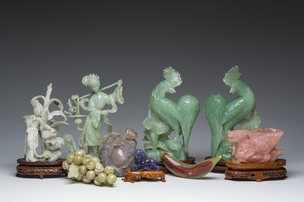 Negen Chinese sculpturen in hardsteen, w.o. jade en kwarts, 19de/20ste eeuw