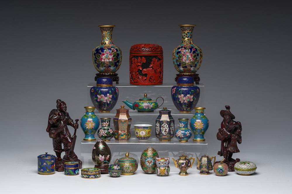 Een gevarieerde collectie Chinese cloisonn&eacute; vazen en doosjes, twee houten figuren en een dekselpot in rood en zwart lakwerk, 20ste eeuw