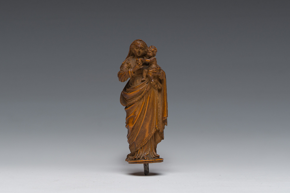 Een Vlaamse gesneden houten miniatuur Madonna met Kind, 17de eeuw