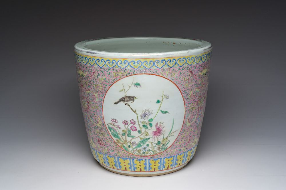 Jardini&egrave;re en porcelaine de Chine famille rose &agrave; d&eacute;cor floral et d'oiseaux parmi des branches fleuries, 19&egrave;me si&egrave;cle