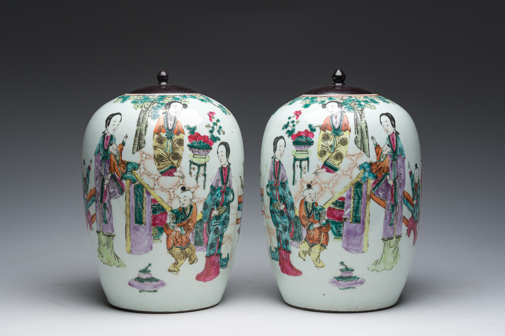 Paire de pots couverts en porcelaine de Chine qianjiang cai &agrave; d&eacute;cor de dames et d'enfants dans un jardin de palais, 19&egrave;me/20&egrave;me si&egrave;cle