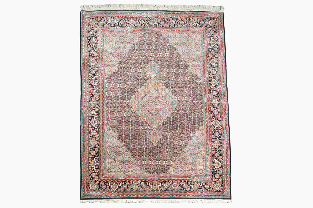 Een Perzisch Tabriz tapijt met floraal decor, wol, katoen en zijde 20ste eeuw