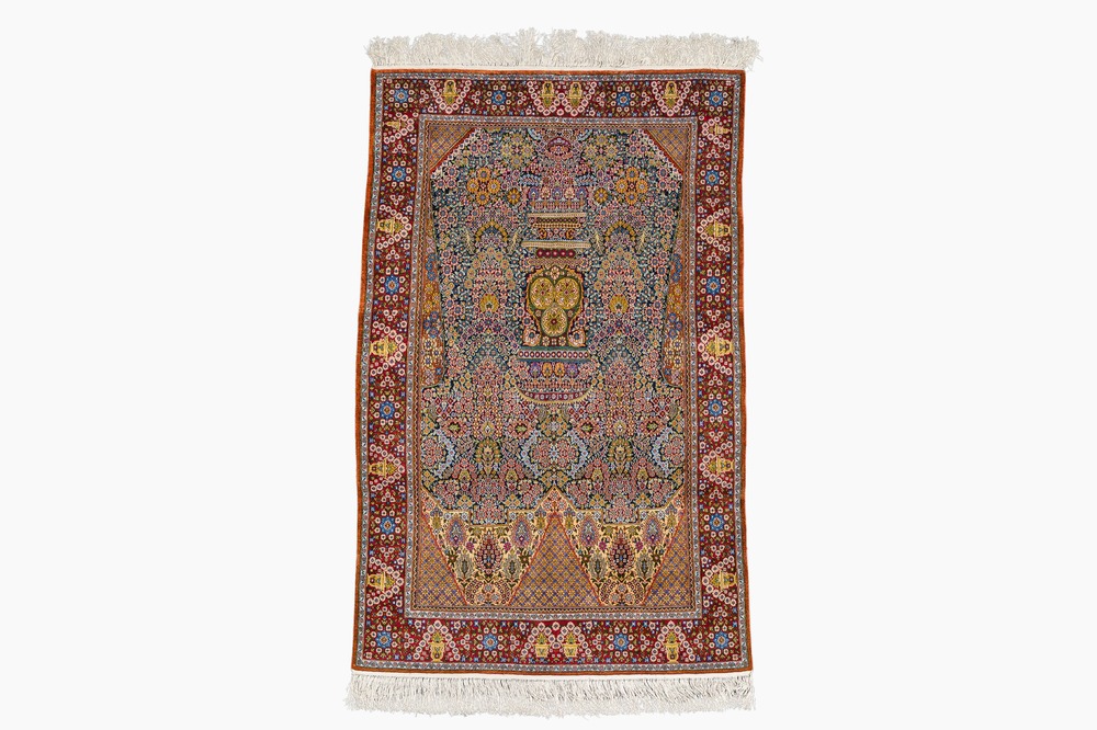 Een Perzisch Qom (Qum/Ghom) zijden tapijt met 'millefleurs' decor, 20ste eeuw