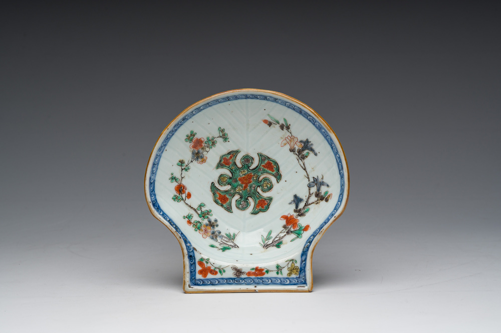 A Chinese famille verte shell-shaped coupe with floral design, Kangxi