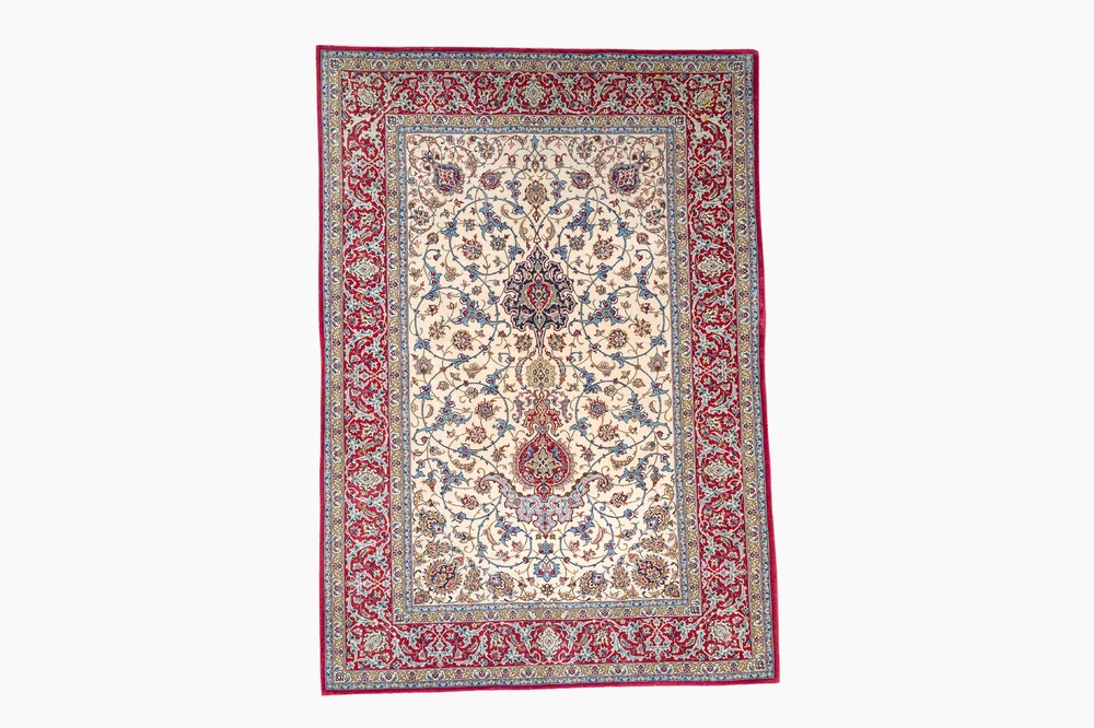 Een Perzisch Isfahan tapijt met floraal decor, wol en zijde op zijde, 20ste eeuw