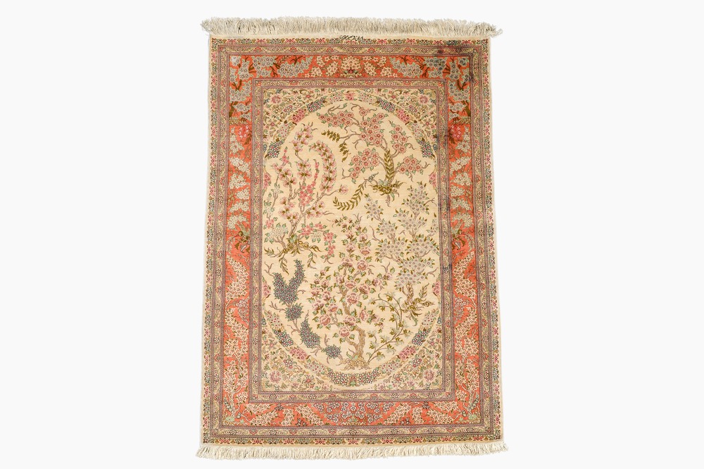 Een Perzisch Qom (Qum/Ghom) zijden tapijt met floraal decor, gesigneerd Mirmehdi, 20ste eeuw