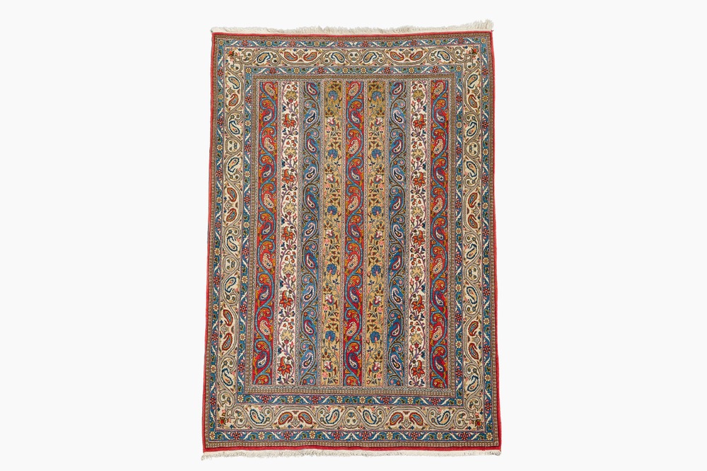Een Perzisch Qom (Qum/Ghom) tapijt met floraal decor, wol op katoen, 20ste eeuw