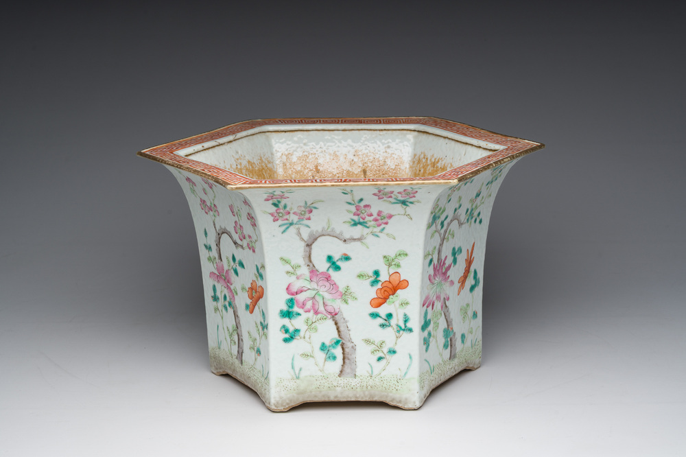 Jardini&egrave;re hexagonale en porcelaine de Chine famille rose &agrave; d&eacute;cor floral, 19&egrave;me si&egrave;cle