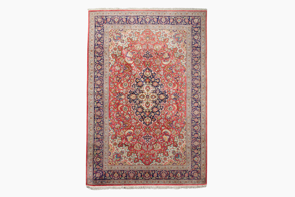 Een Perzisch Qom (Qum/Ghom) zijden tapijt met floraal decor, 20ste eeuw