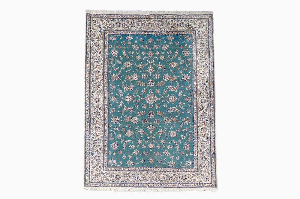 Een Perzisch Habibian Nain tapijt met floraal decor, wol, katoen en zijde, 20ste eeuw