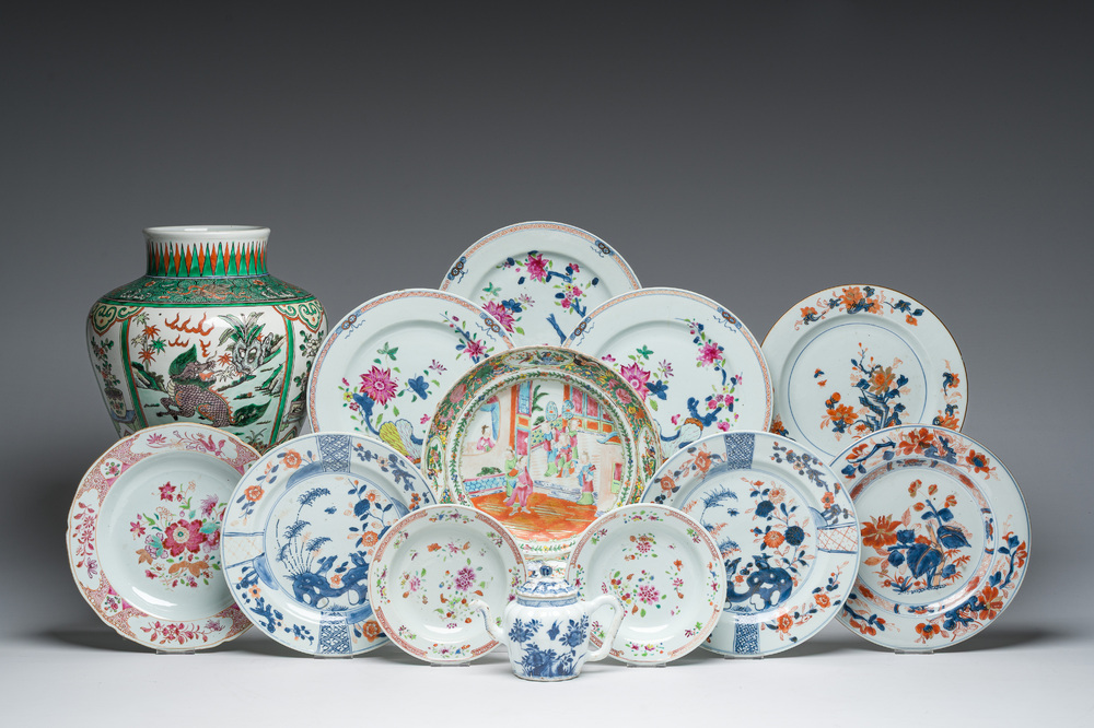 Een gevarieerde collectie Chinees famille rose, famille verte en blauw-wit porselein, 18de eeuw en later