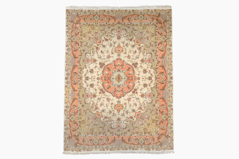 Een Perzisch Tabriz tapijt met floraal decor, wol, katoen en zijde 20ste eeuw