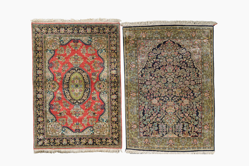 Twee Perzische Qom (Qum/Ghom) zijden tapijten met floraal decor, 20ste eeuw