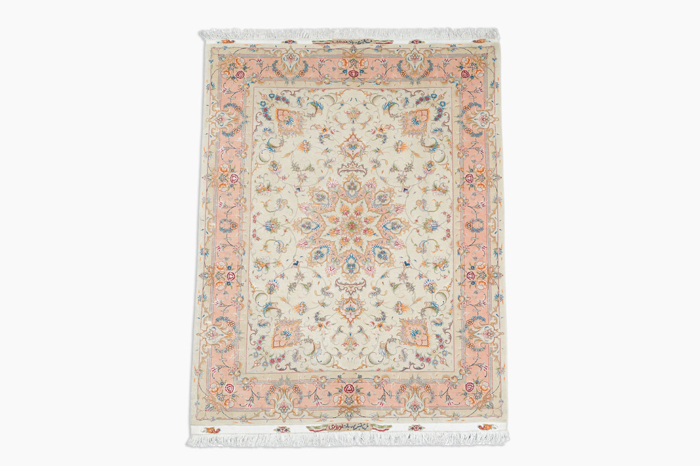 Een Perzisch Tabriz tapijt met floraal decor, gesigneerd Norozi, wol, katoen en zijde, 20ste eeuw