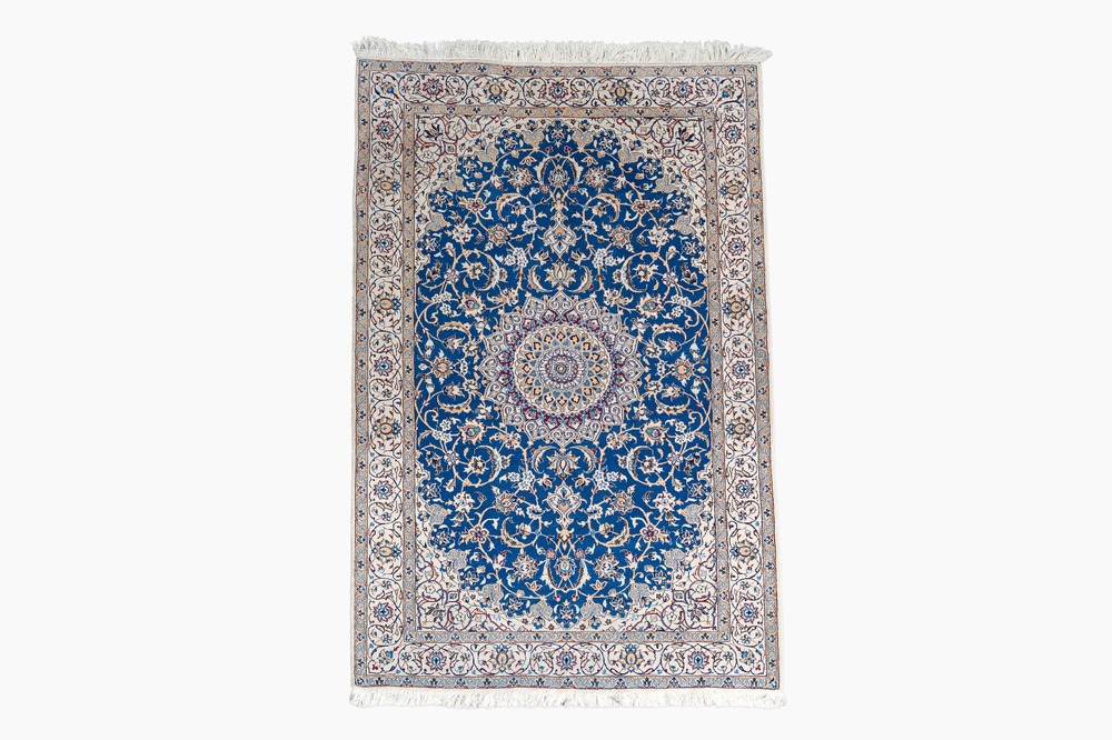 Een Perzisch Nain tapijt met floraal decor, wol, katoen en zijde, 20ste eeuw