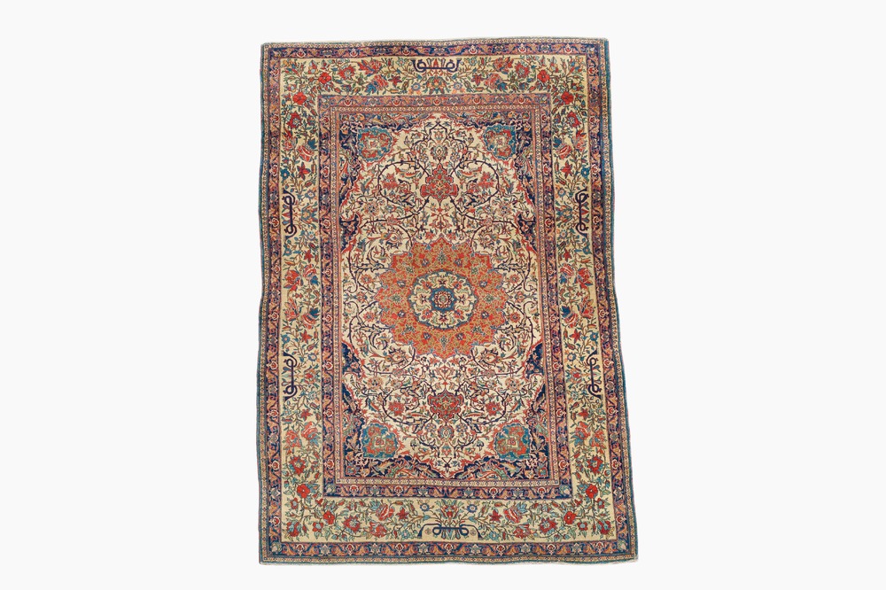 A Persian Isfahan rug with floral design, wool on cotton, 20th C.