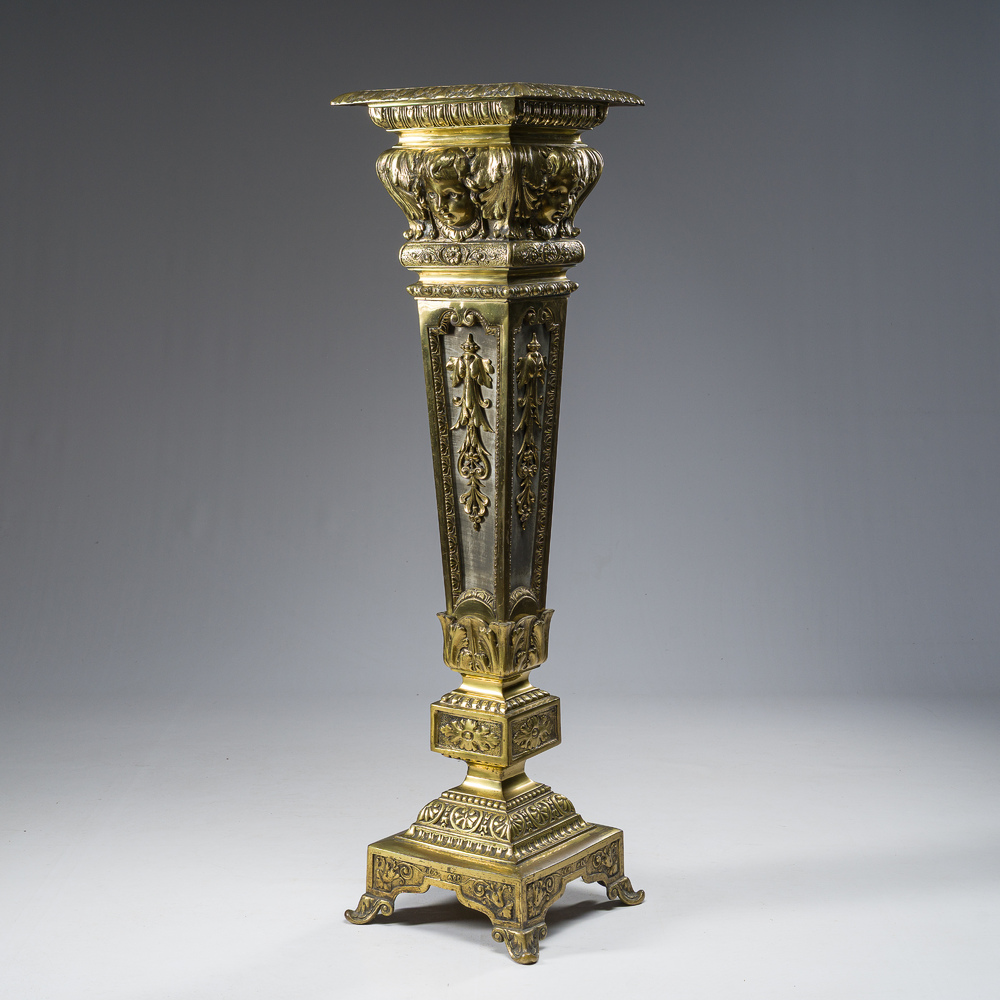 A French Historism metal and gilt brass stand with putti and acanthus leaves, 19th/20th C.