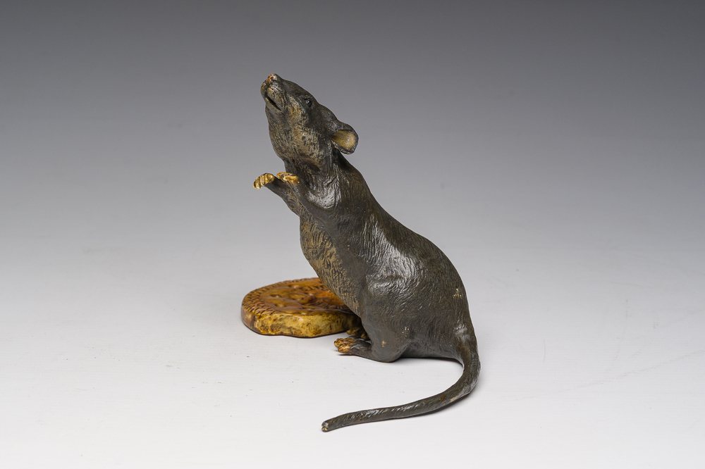 Franz Xaver Bergmann (1861-1936): Een Weense polychroom koud beschilderde bronzen groep van een muis met een biscuitkoekje, 19de/20ste eeuw