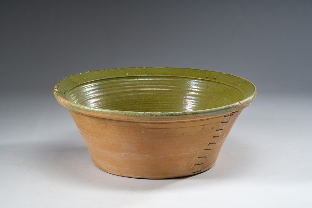 A French Proven&ccedil;al green-glazed 'tian' bowl, late 19th C.