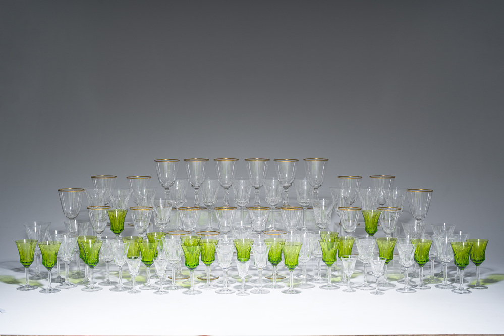 Een bijzonder uitgebreide collectie glazen in kleurloos en deels gekleurd gelaagd kristal, Val Saint Lambert, Belgi&euml;, 20ste eeuw