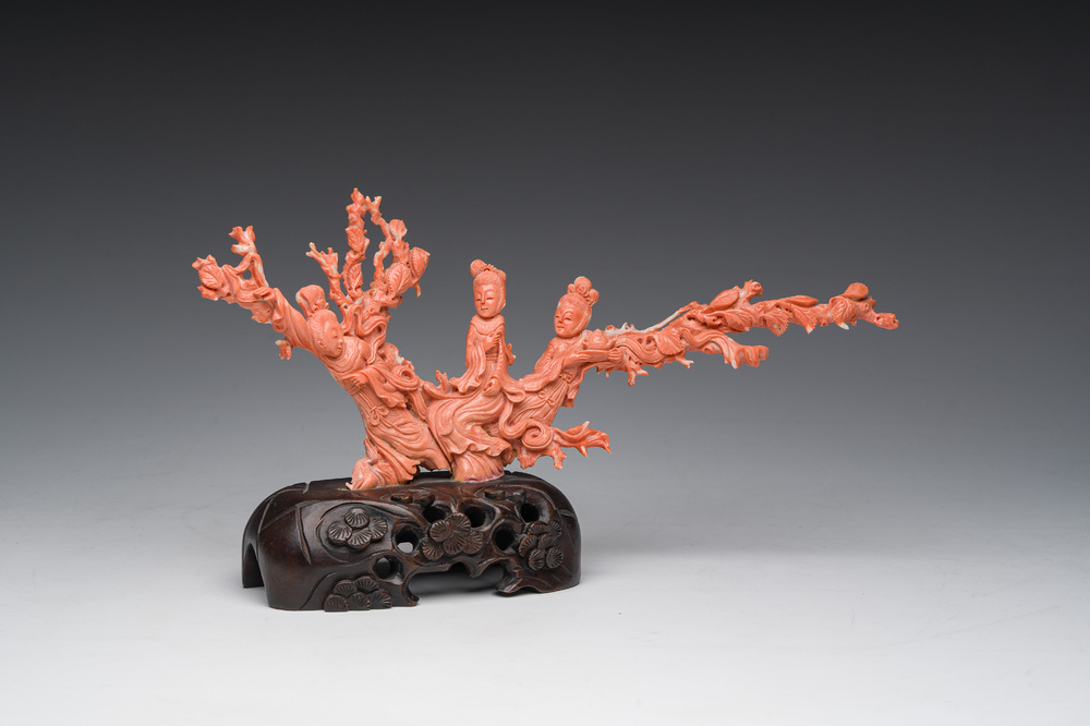 A Chinese red coral group with ladies during a tea ceremony in a garden, 19th/20th C.