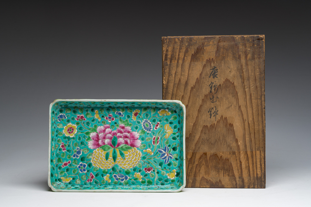 A Chinese famille rose serving dish with floral design, Jiaqing mark, in a Japanese tomobako, 19th/20th C.