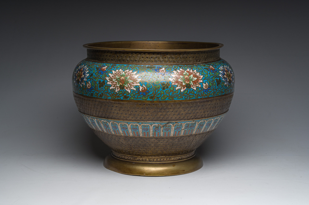 A large Japanese cloisonn&eacute; jardini&egrave;re with floral design, Meiji, 19th/20th C.