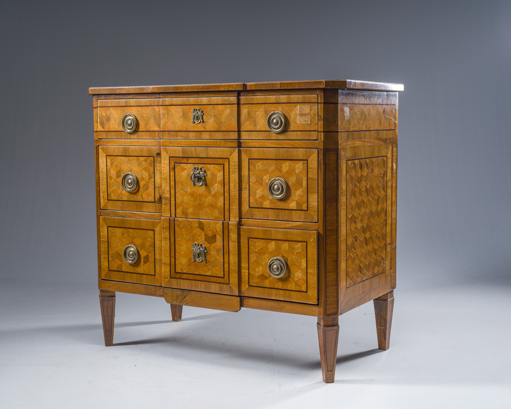 A French Louis XVI style bronze mounted parquetry veneered wooden chest of drawers, 19th C.