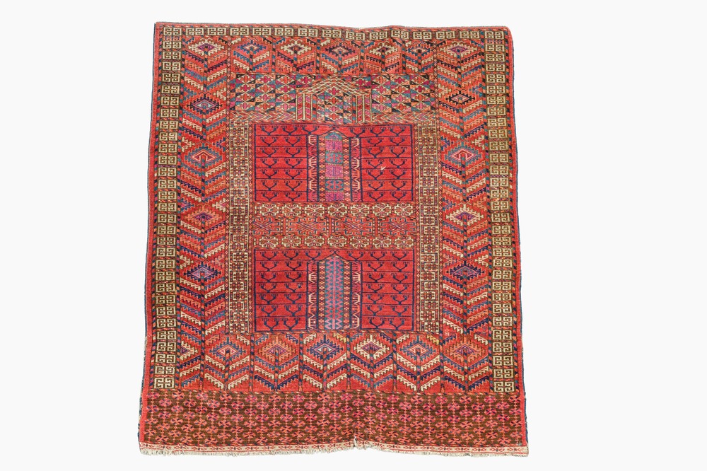 A Turkmen Hatchlu rug with geometric design, wool on cotton, 20th C.